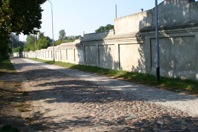 LG_047_cmentarz mur.jpg